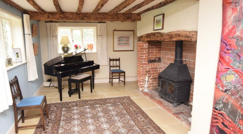 Photo of 4 Bed in Barton Stacey