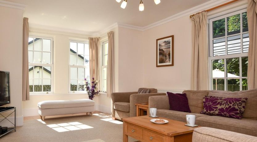 Photo of 5 Bed in Woodford