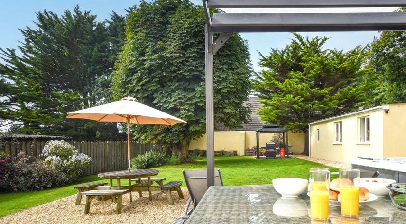 Photo of 5 Bed in Woodford