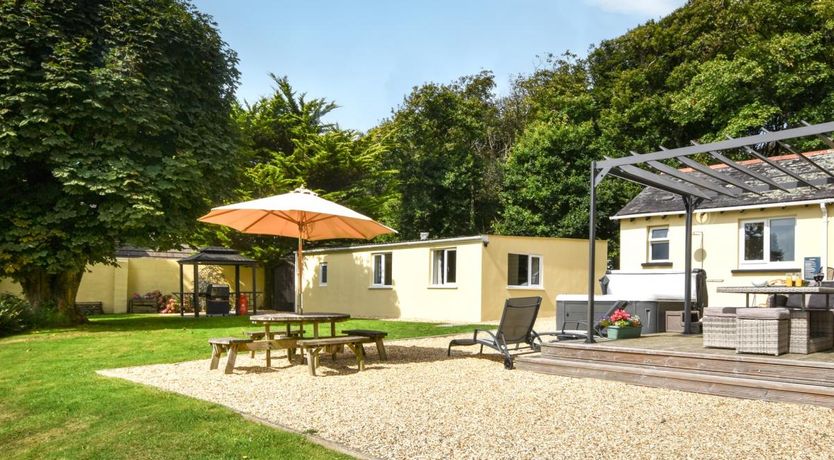 Photo of 5 Bed in Woodford