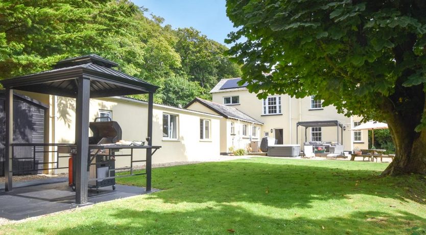 Photo of 5 Bed in Woodford