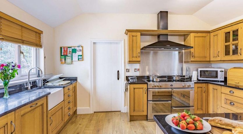 Photo of 5 Bed in Woodford