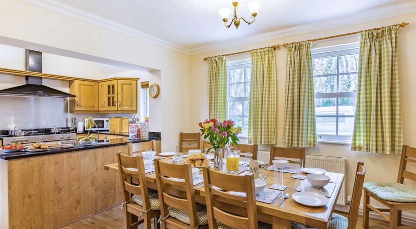 Photo of 5 Bed in Woodford