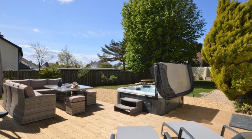 Photo of 5 Bed in Woodford