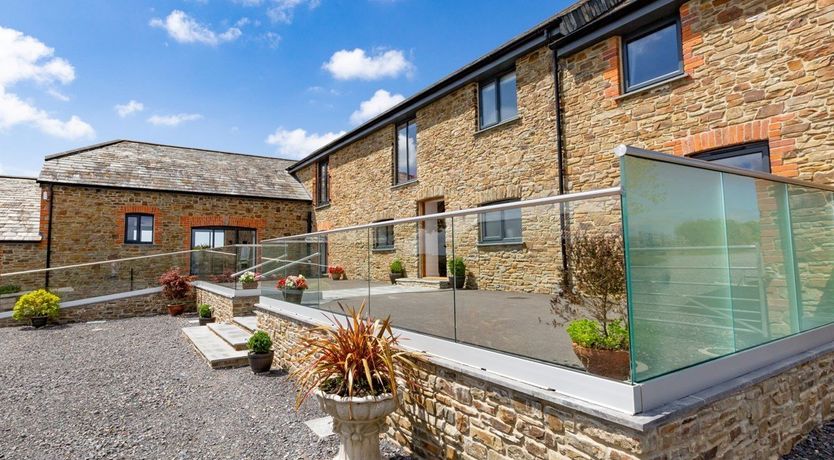 Photo of 6 Bed in Sutcombe