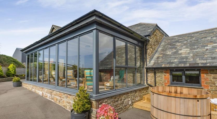 Photo of 6 Bed in Sutcombe