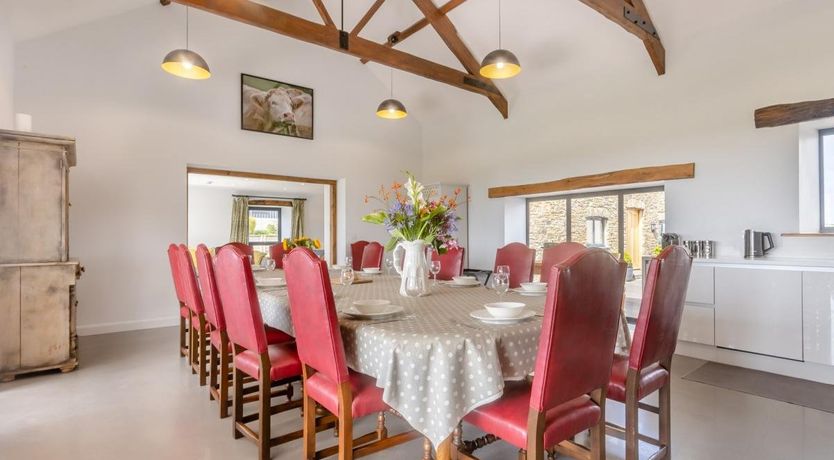 Photo of 6 Bed in Sutcombe