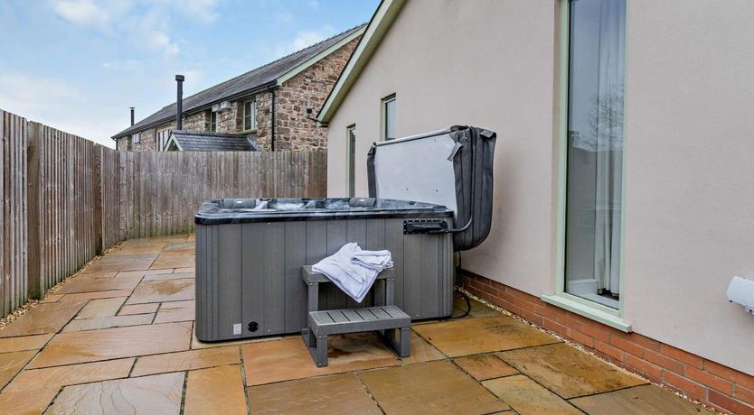 Photo of 2 Bed in Croes y pant