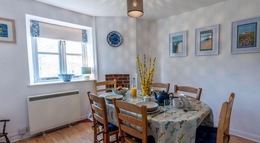 Photo of 3 Bed in Roud