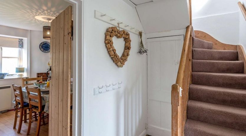 Photo of 3 Bed in Roud