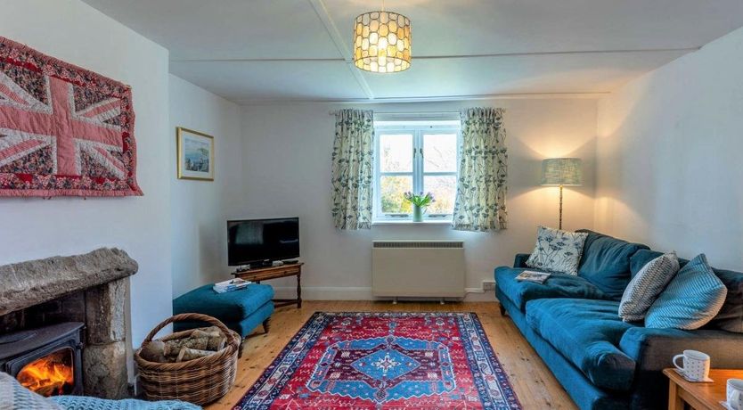 Photo of 3 Bed in Roud