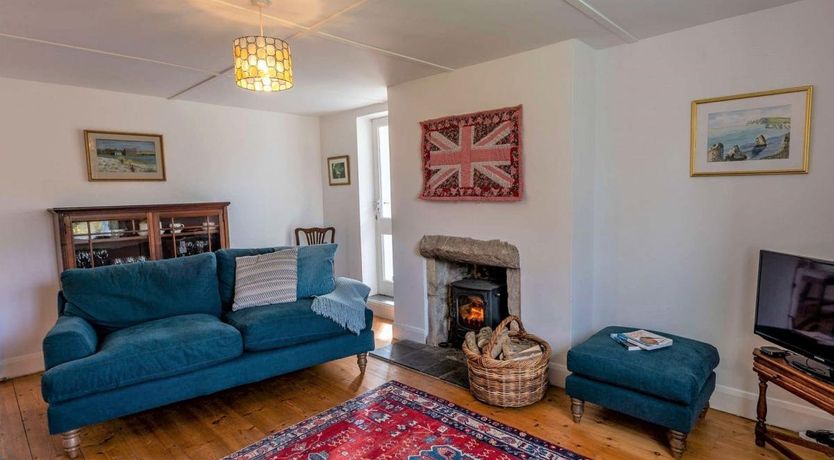 Photo of 3 Bed in Roud