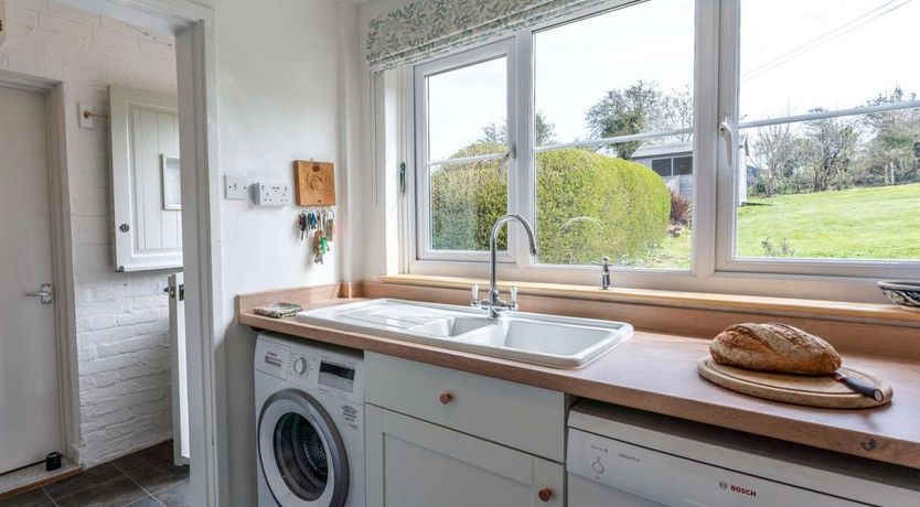 Photo of 3 Bed in Roud