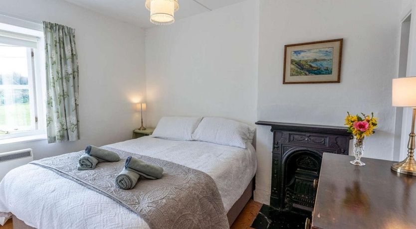 Photo of 3 Bed in Roud