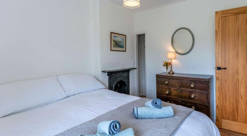 Photo of 3 Bed in Roud