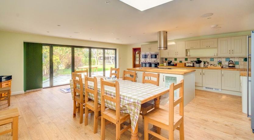 Photo of 5 Bed in Arne