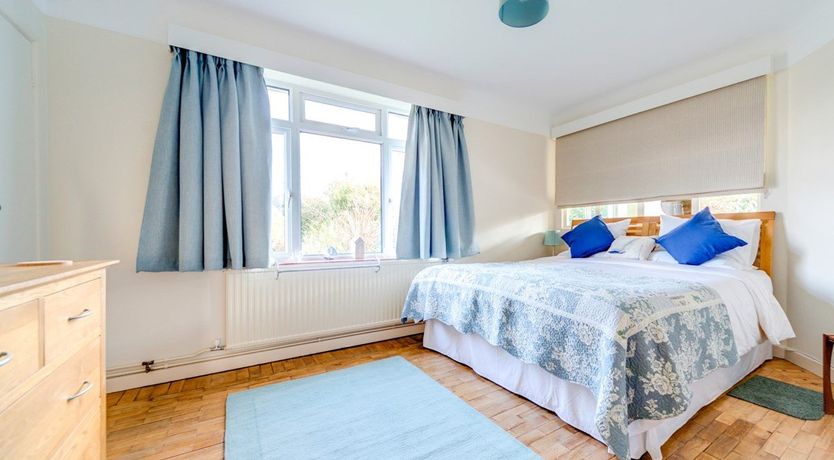 Photo of 3 Bed in Totland Bay