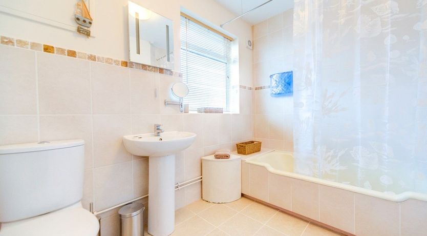 Photo of 3 Bed in Totland Bay