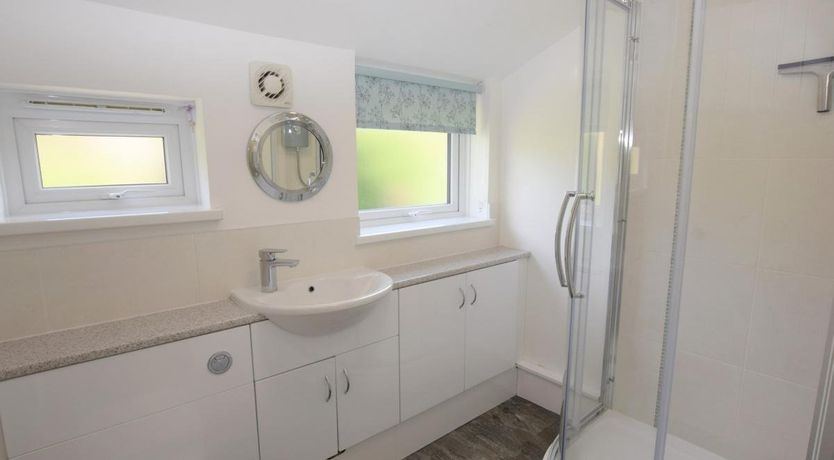 Photo of 3 Bed in Roud