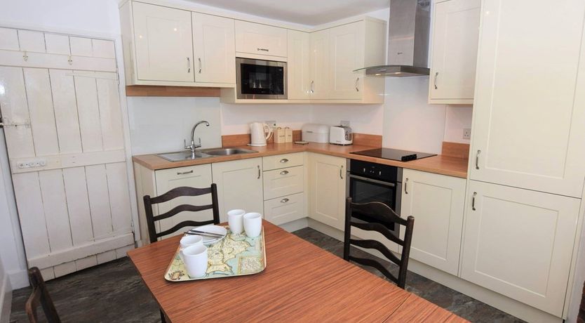 Photo of 3 Bed in Roud