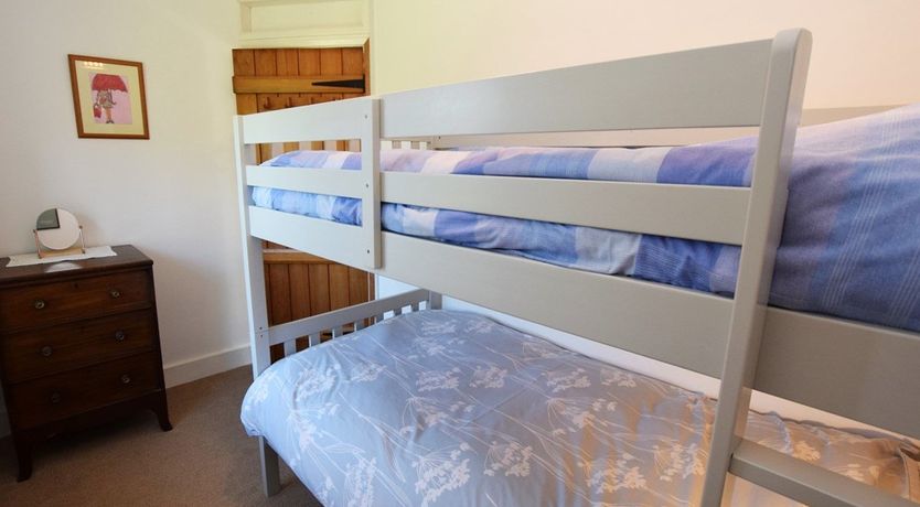 Photo of 3 Bed in Roud