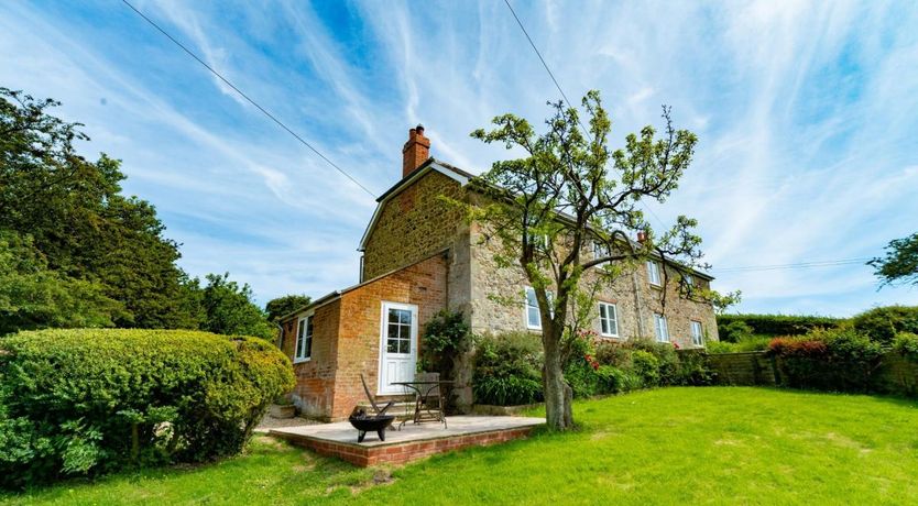 Photo of 3 Bed in Roud