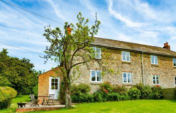 in Roud (IC179) Holiday Cottage