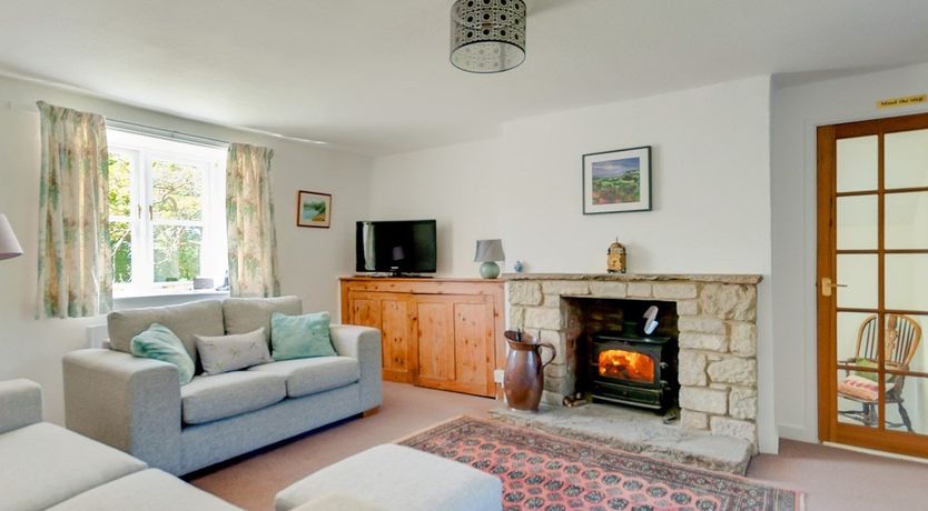 Photo of 3 Bed in Roud