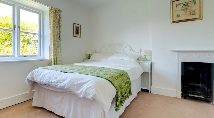 Photo of 3 Bed in Roud