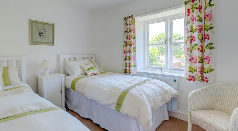 Photo of 3 Bed in Roud