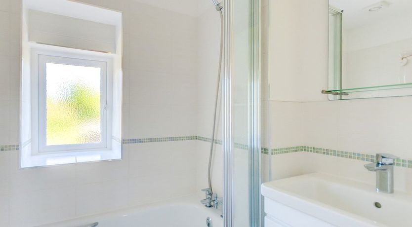 Photo of 3 Bed in Roud