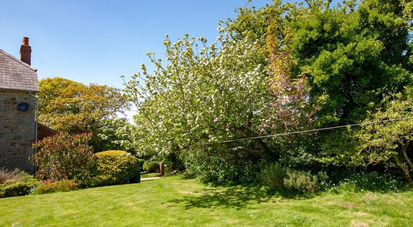 Photo of 3 Bed in Roud