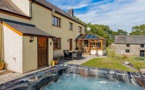 Photo of 5 Bed in Blaenplwyf