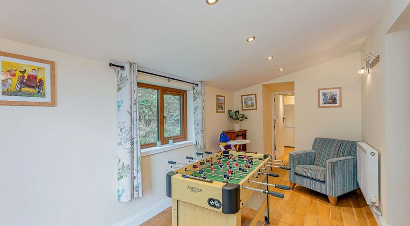 Photo of 5 Bed in Blaenplwyf