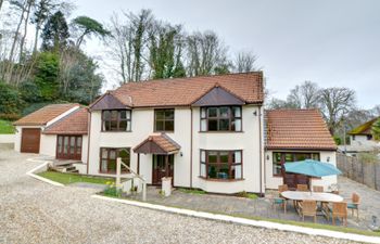 Dan-y-Coed Holiday Cottage