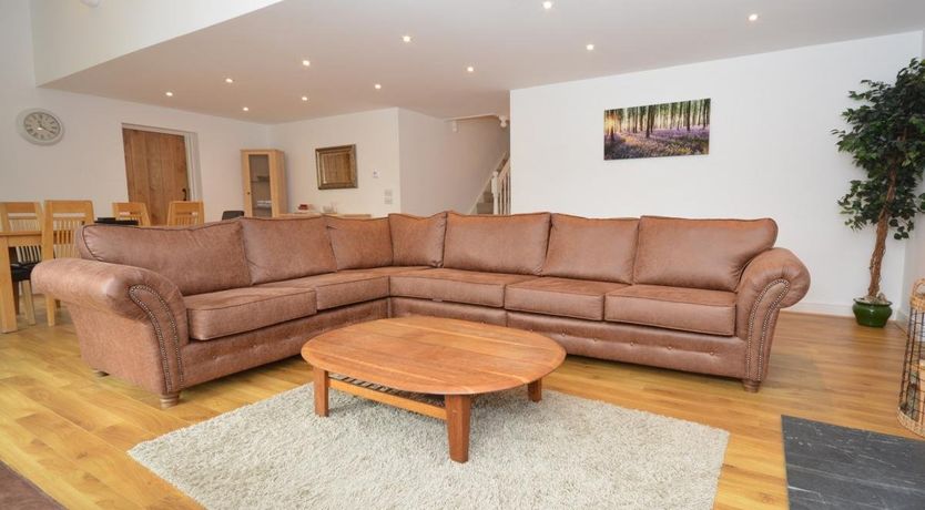 Photo of 3 Bed in Pentre-Cwrt