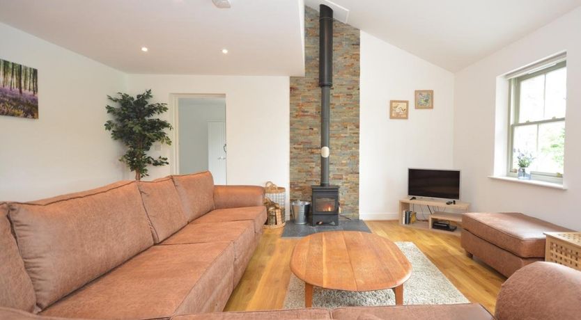 Photo of 3 Bed in Pentre-Cwrt