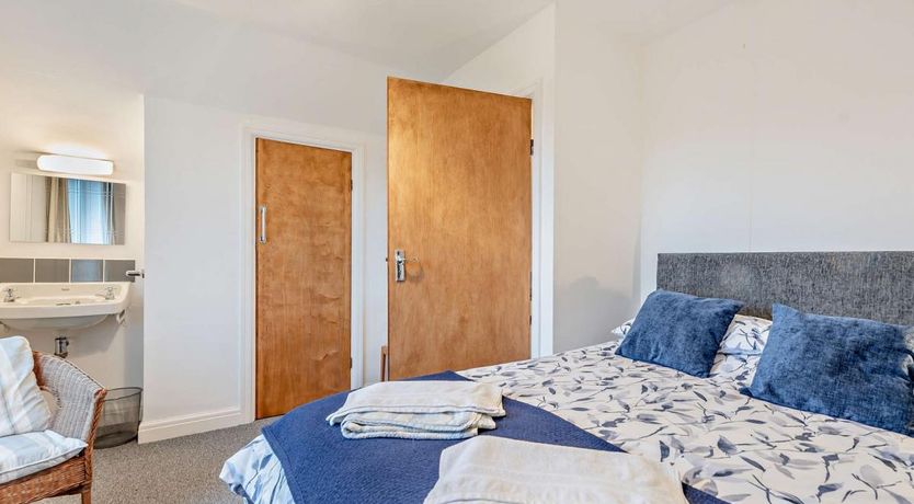 Photo of 4 Bed in Wisemans Bridge