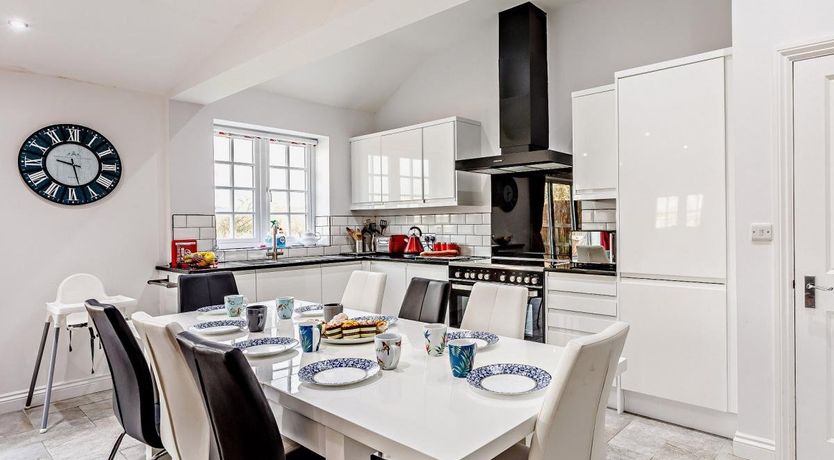 Photo of 4 Bed in Theale