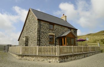 Ty ar y Mynydd Holiday Cottage