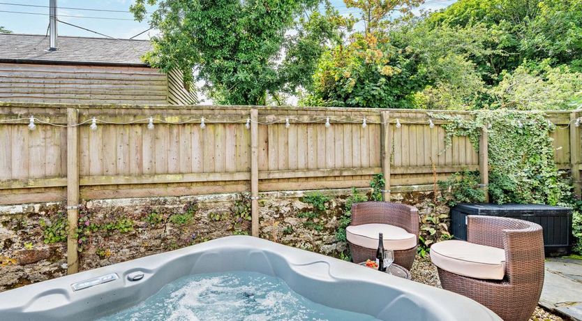 Photo of in Mawgan Porth  (55333)