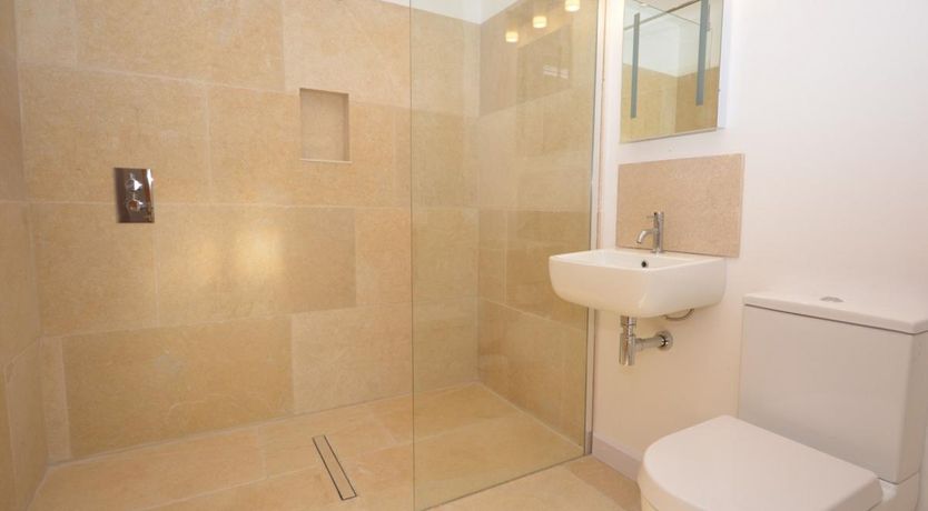 Photo of 5 Bed in Llanvihangel Crucorney