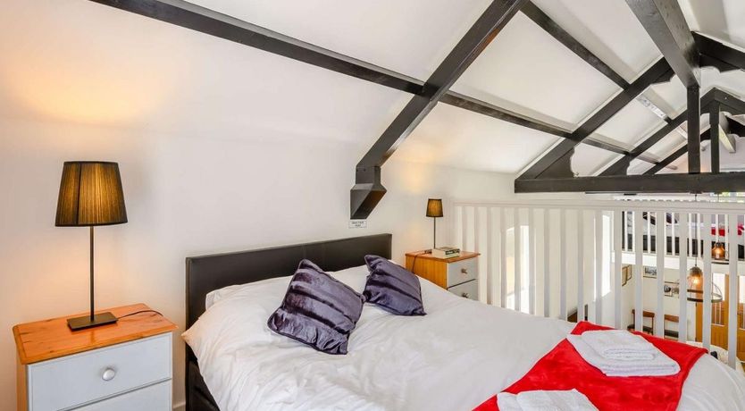 Photo of 2 Bed in Woodgreen