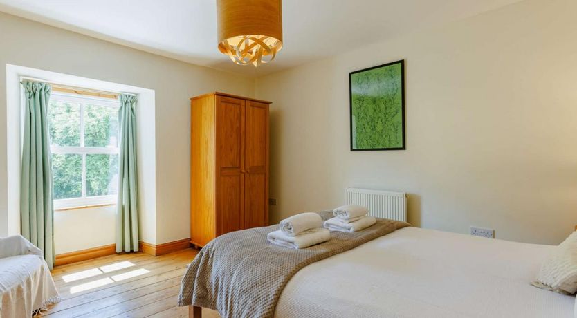 Photo of 6 Bed in Pyworthy