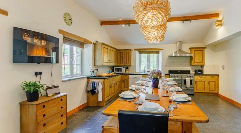 Photo of 6 Bed in Pyworthy