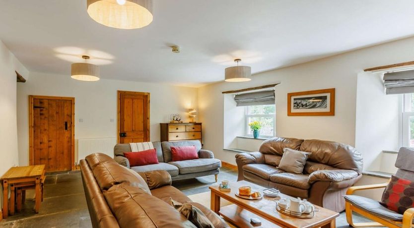 Photo of 6 Bed in Pyworthy