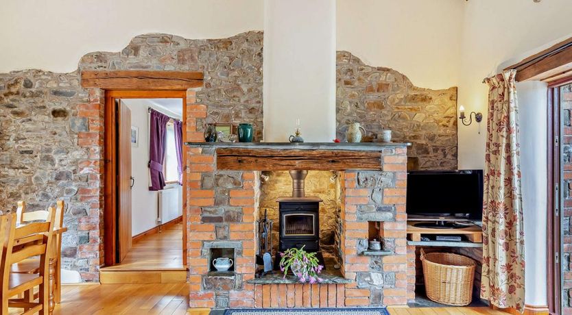 Photo of 3 Bed in Higher Clovelly