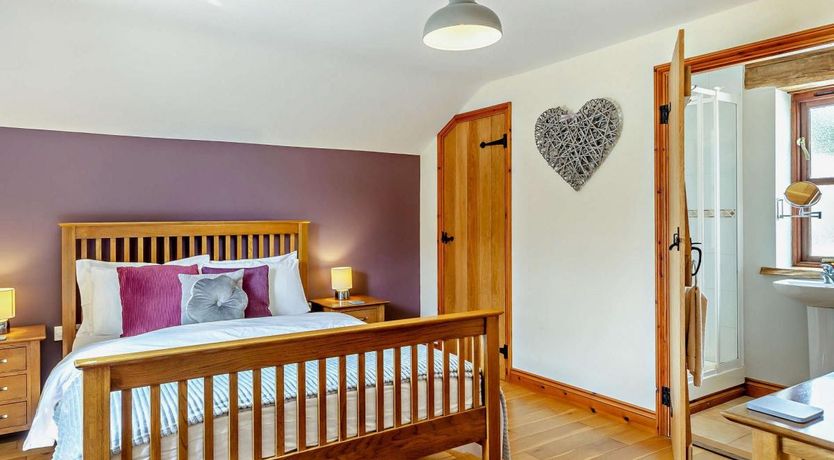 Photo of 3 Bed in Higher Clovelly