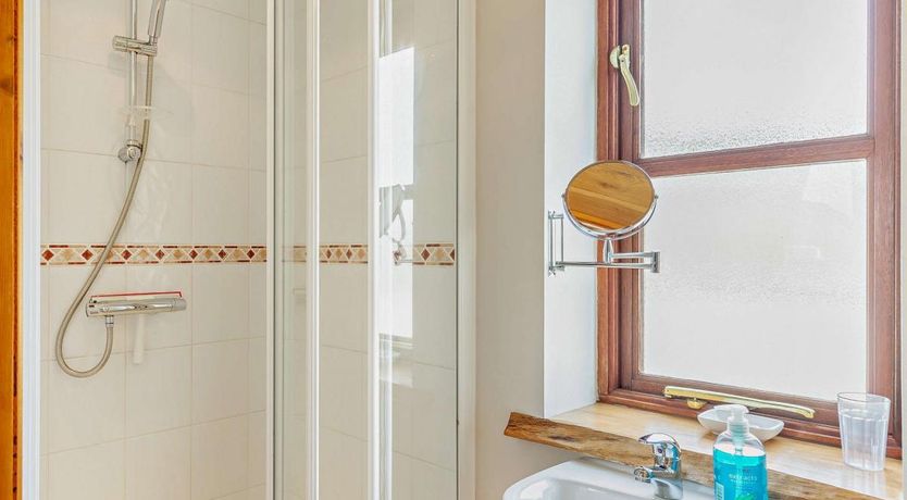 Photo of 3 Bed in Higher Clovelly