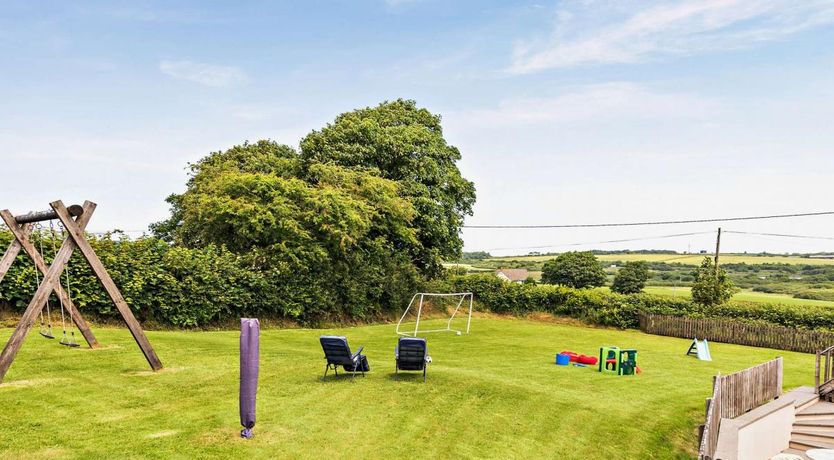 Photo of 3 Bed in Higher Clovelly